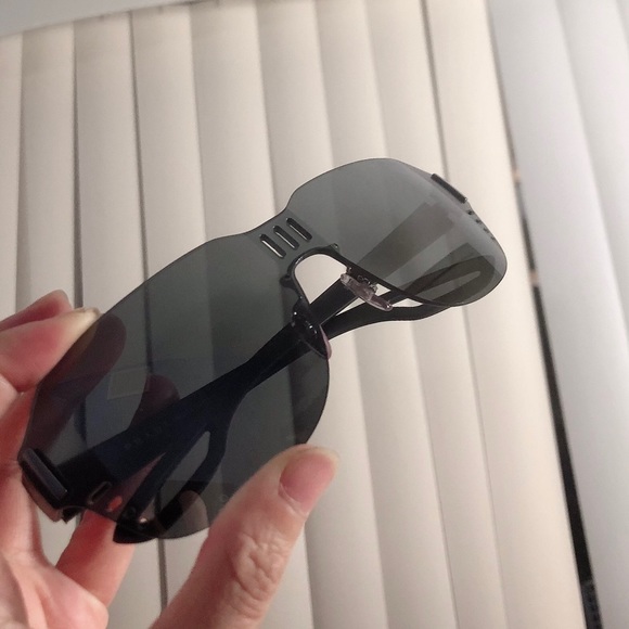 Prada Sunglasses with box - Picture 4 of 7